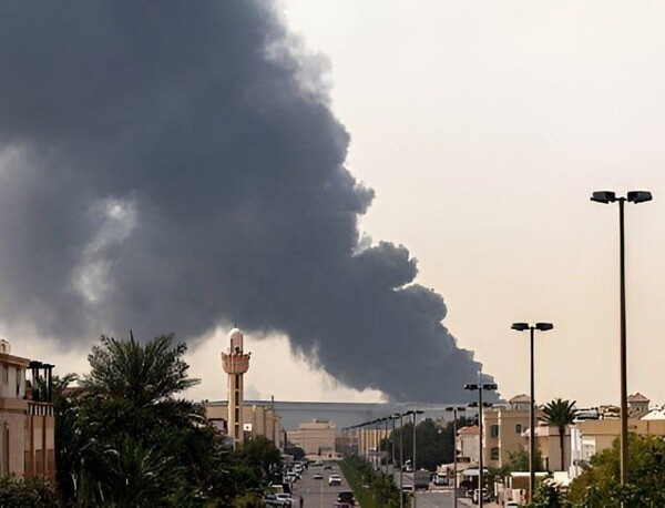 Explosiones sobre Dubái y cierre del espacio aéreo tras lanzamiento de misiles iraníes
