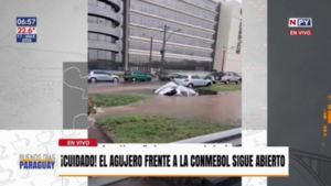 ¡Cuidado! El enorme “agujero” donde cayó un vehículo sigue abierto en Luque