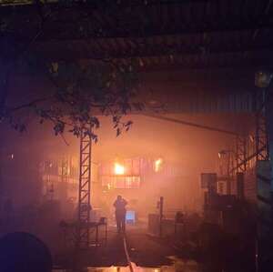 Limpio: incendio en tornería consume oficinas y parte de un depósito - Policiales - ABC Color