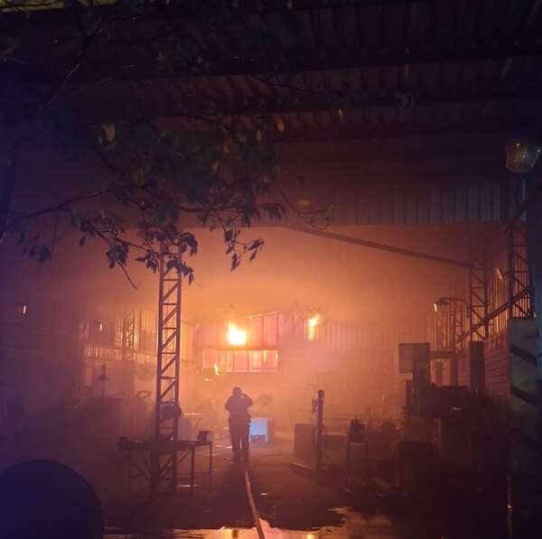 Limpio: incendio en tornería consume oficinas y parte de un depósito - Policiales - ABC Color