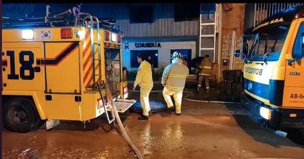La Nación / Limpio: incendio en tornería consume oficinas y parte de un depósito