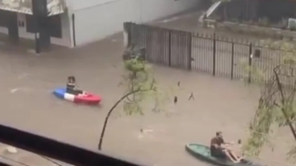 Familia usa kayak en raudales tras temporal