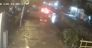 Diario HOY | Joven cae con su vehículo a una cuneta tras aparente distracción con el celular