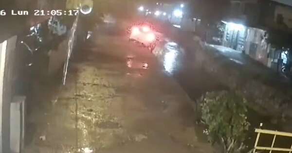 Diario HOY | Joven cae con su vehículo a una cuneta tras aparente distracción con el celular