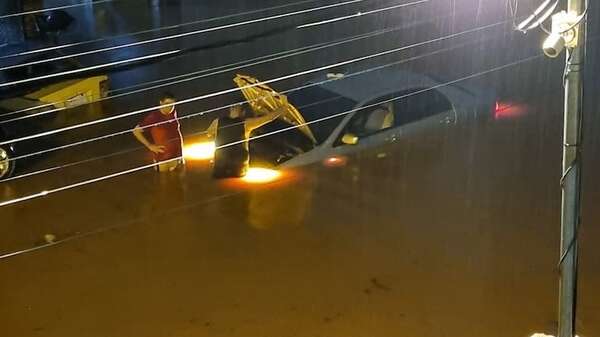 La ciudad colapsa con cada lluvia: Gobierno relega obras mientras adeuda millones a constructoras - Economía - ABC Color