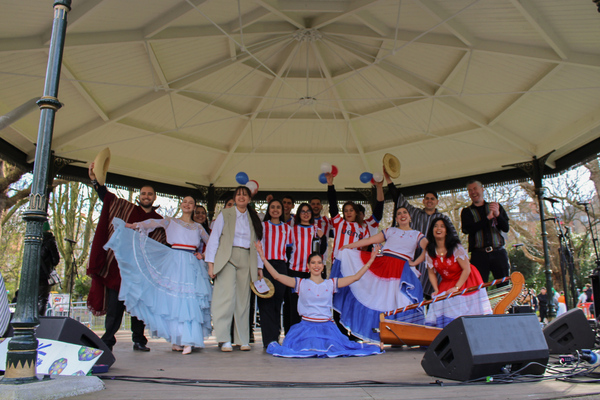 ¡Arpa paraguaya sonó fuerte en el corazón de Dublín! - trece