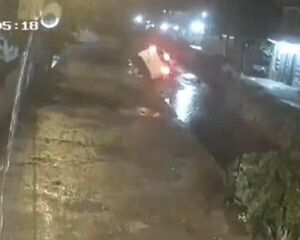 Popular / Siguió el GPS y terminó dentro de un feroz desagüe