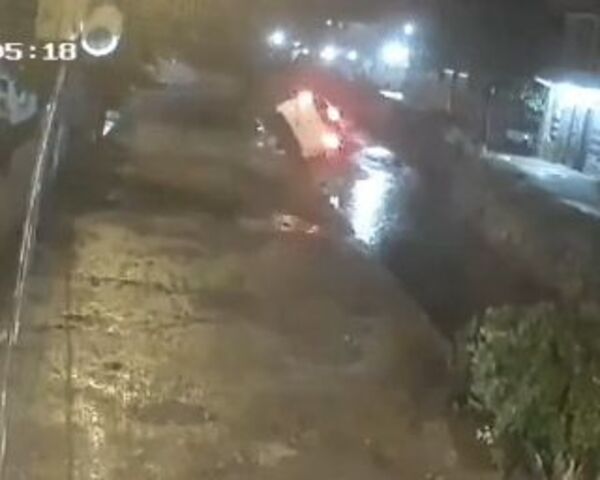 Popular / Siguió el GPS y terminó dentro de un feroz desagüe