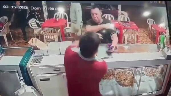 Precandidato colo'o abofeteó a trabajador porque su pizza estaba tardando