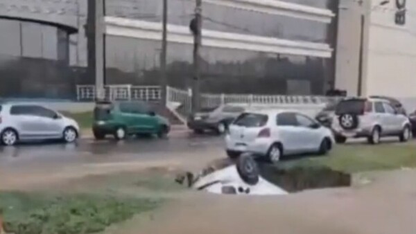 Vehículo estacionado cae en enorme cráter al costado del hotel de la Conmebol