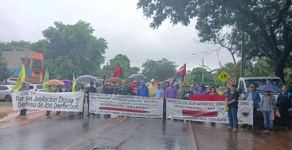Docentes de San Pedro se movilizan bajo lluvia y realizan cierres intermitentes de rutas - Nacionales - ABC Color