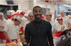 Popular / (VIDEO) ¡Ganador del Oscar festejó comiendo hamburguesas!