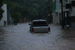 Popular / Calles y viviendas inundadas, y varios vehículos opa'ã por el temporal vai