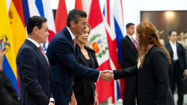 Egresan estudiantes de la carrera diplomática y el Gobierno se jacta de realizar concurso de méritos