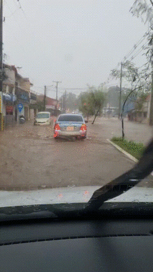 Vídeo: sale en kayak a protestar por raudales frente a su vivienda en Luque - Nacionales - ABC Color