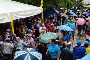 Caja fiscal: pese a lluvia, docentes siguen de cerca el debate en Diputados - Nacionales - ABC Color