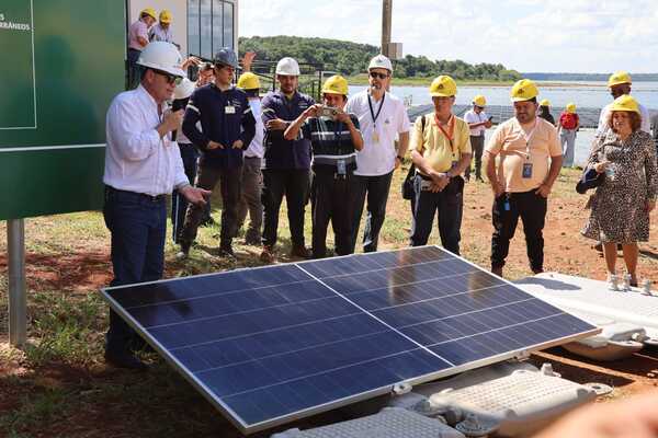 Profesionales del sector eléctrico participaron en charla y conocieron la Planta Solar Flotante de Itaipú | DIARIO PRIMERA PLANA