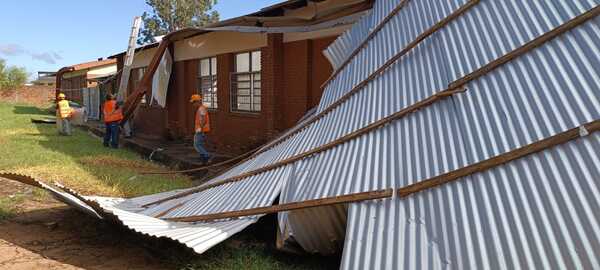 Inician reconstrucción de escuela afectada por temporal en Encarnación
