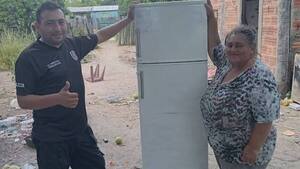 Policía regaló heladera a una humilde señora