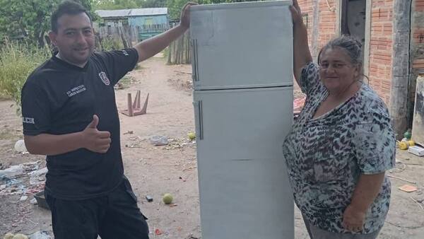 Policía regaló heladera a una humilde señora