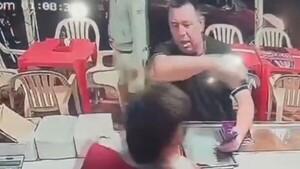 Video: Precandidato a concejal golpeó a trabajador de pizzería por demora de su pedido