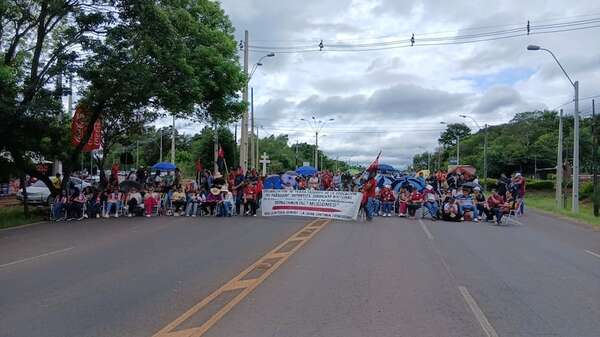 Misiones: con cierre de ruta, docentes piden a diputados que aprueben la versión de Senado del proyecto de reforma de la Caja Fiscal - Nacionales - ABC Color