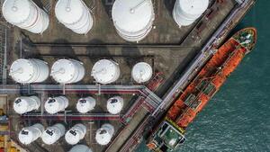 España da luz verde a la liberación de hasta 11,5 millones de barriles de petróleo