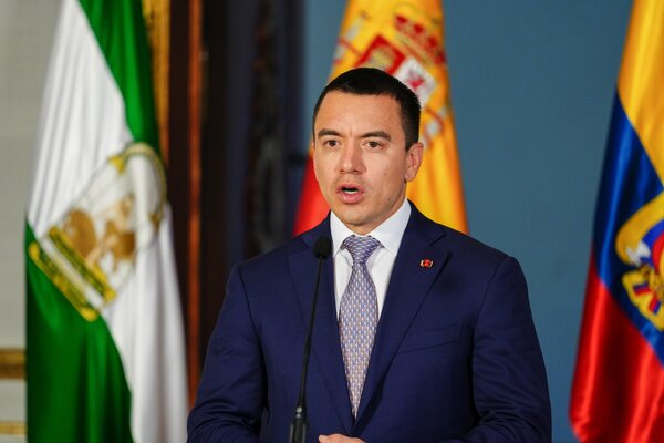 Noboa desmiente a Petro y afirma que bombardea "infraestructura de guerrilla" en Ecuador