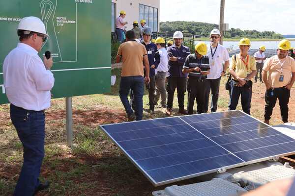 Profesionales del sector eléctrico participaron en charla y conocieron la Planta Solar Flotante de Itaipú - ADN Digital