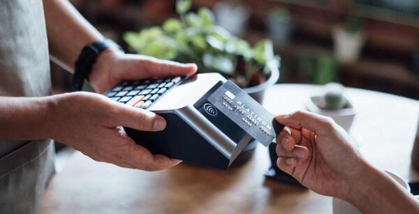 Cifras de negocios con leve repunte del 0,2% en enero, marcadas por los servicios