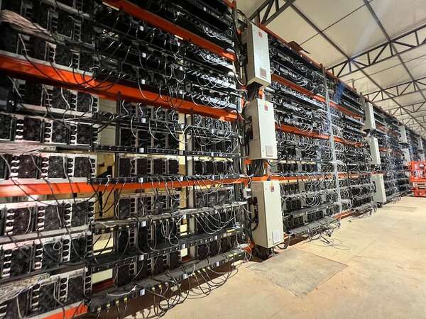 Éxodo de pequeños mineros: datos de la ANDE confirman caída del 42% en el sector legal - Economía - ABC Color