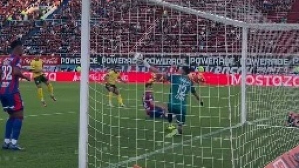 Arquero de la Albirroja sufrió 5 goles en un solo partido ¿Le ayudó el equipo?