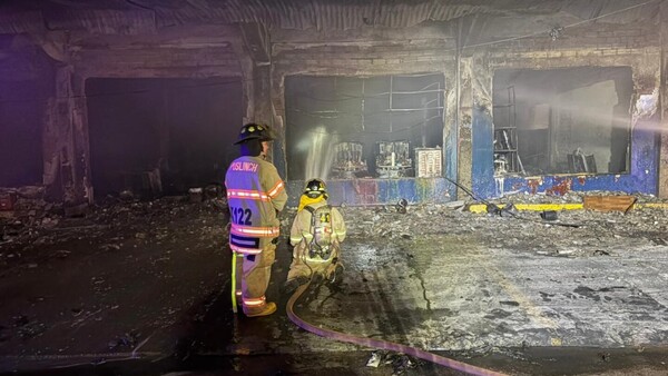 Bomberos controlan voraz incendio de una pinturería en Santa Rita