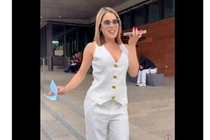 Popular / ¡Irreconocible! Madrina sexy de Guaraní se vistió para ir a su cita para la visa