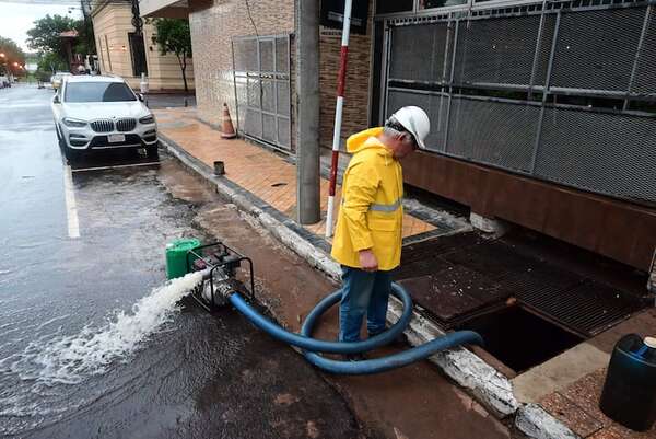 ANDE normaliza servicio tras temporal, pero denuncia robo masivo de bombas en puestos inundados - Economía - ABC Color