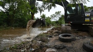 Militares ayudaron a descolmatar arroyo en Mariano Roque Alonso tras desborde e inundación de viviendas