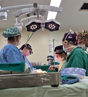 Especialistas del Acosta Ñu y de Estados Unidos realizan cirugías complejas a niños con enfermedades colorrectales - ADN Digital