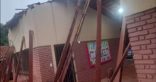 La Nación / Techo de escuela colapsó en parte