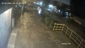 Conductora okañy, miró el GPS e hizo clavado en zanja