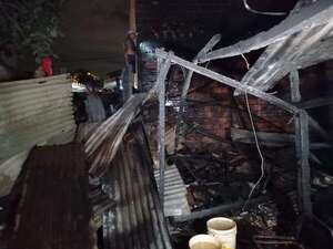 Incendio arrasa vivienda precaria en Asunción - Policiales - ABC Color