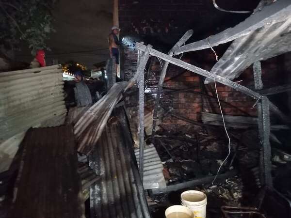 Incendio arrasa vivienda precaria en Asunción - Policiales - ABC Color
