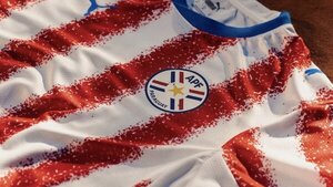 Presentaron la nueva camiseta de la Albirroja y hay lluvia de plagueos