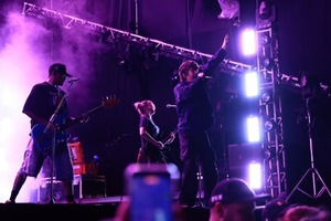 Popular / (GALERÍA) ¡Asuncionico sin lluvia fue a pura sacudida de melenas!