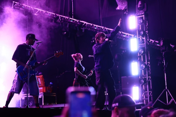 Popular / (GALERÍA) ¡Asuncionico sin lluvia fue a pura sacudida de melenas!