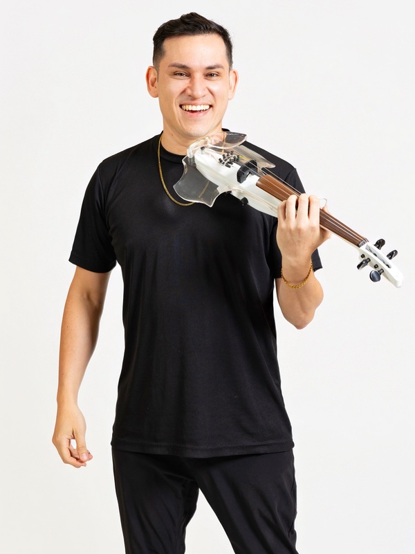 Popular / Violinista Marcelo Cáceres hace historia y gana un Propya Awards