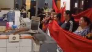 Permisionarios del Mercado de San Lorenzo toman oficina administrativa contra “planilleros”