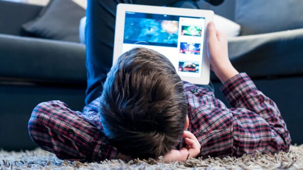 Buscan prohibir que menores tengan redes