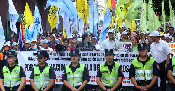 La Nación / Caja fiscal: docentes piden a Peña el veto parcial de reforma por porcentaje de aporte