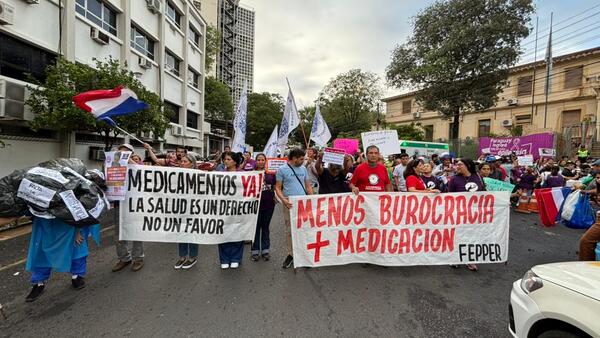 Pacientes con enfermedades catastróficas exigen medicamentos y pago de deudas