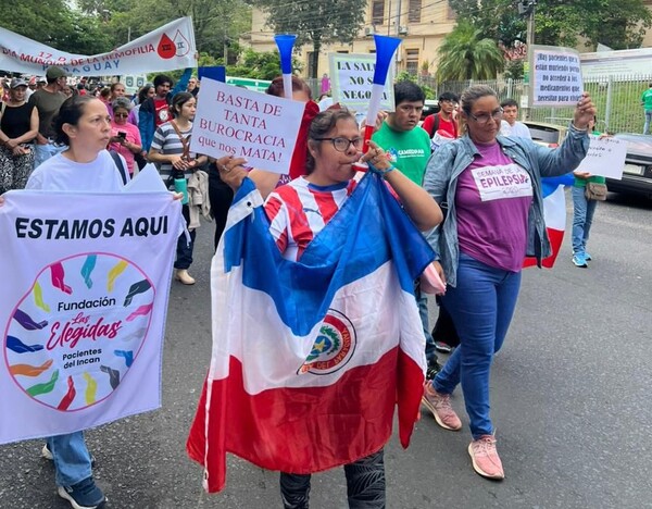 Pacientes se movilizan frente al Ministerio de Salud para exigir medicamentos y atención digna